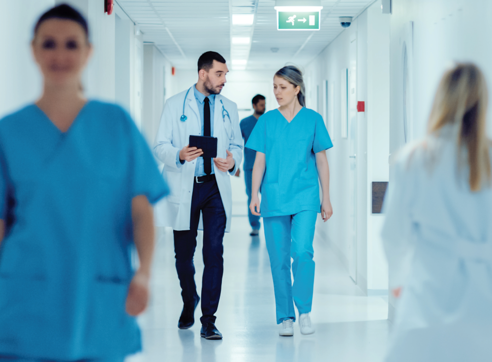 Arzt und Pflegekraft im Kommunikationstraining