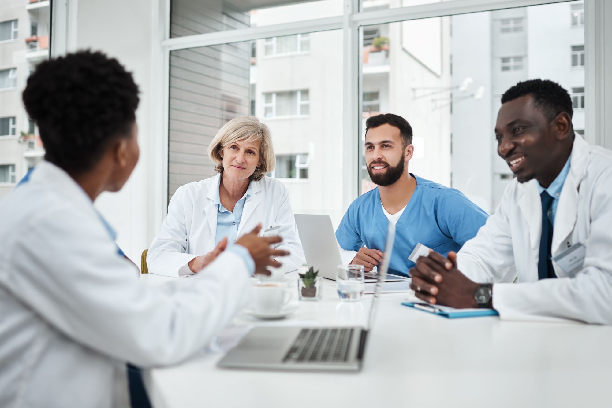 Gesundheitspersonal bei einer Besprechung